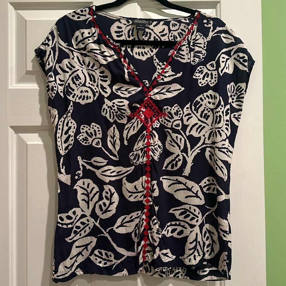 Lucky 🍀 Brand Short Sleeve Blouse w/ large print and embroidery